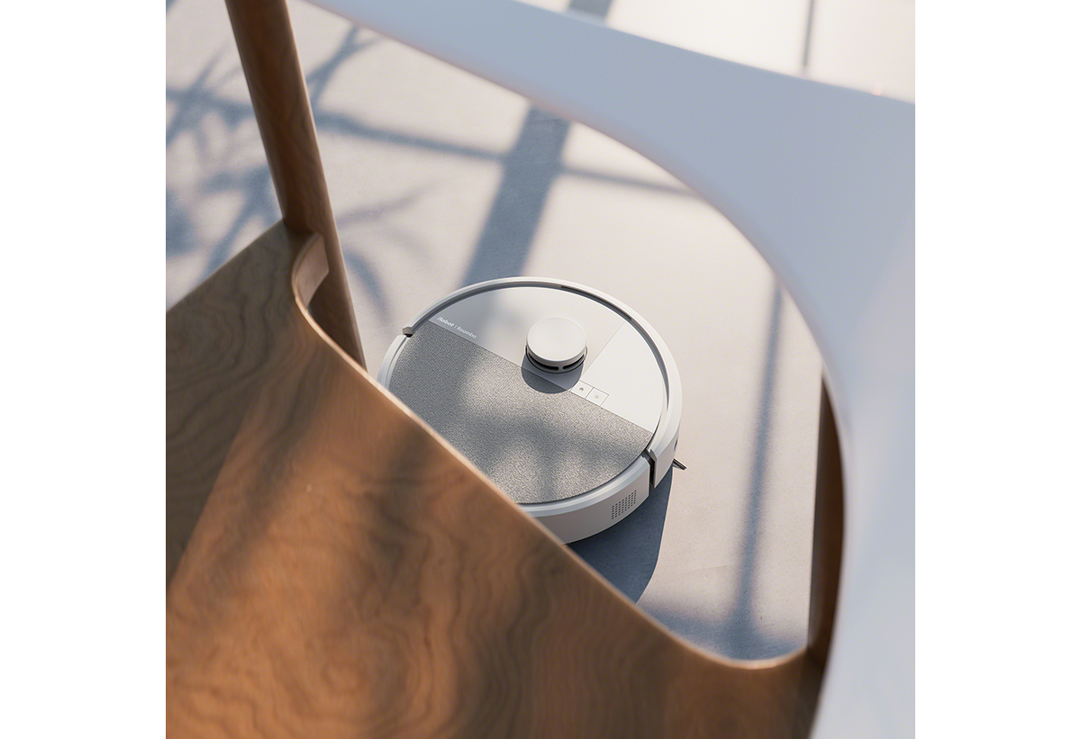 Παρουσιάζεται το ρομπότ κάτω από μια καρέκλα.